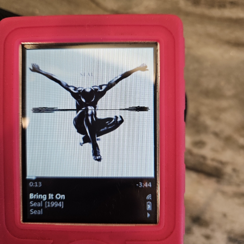 Microsoft Zune Limited Edition W Zune Dock Pack and Case - Picture 8 of 16